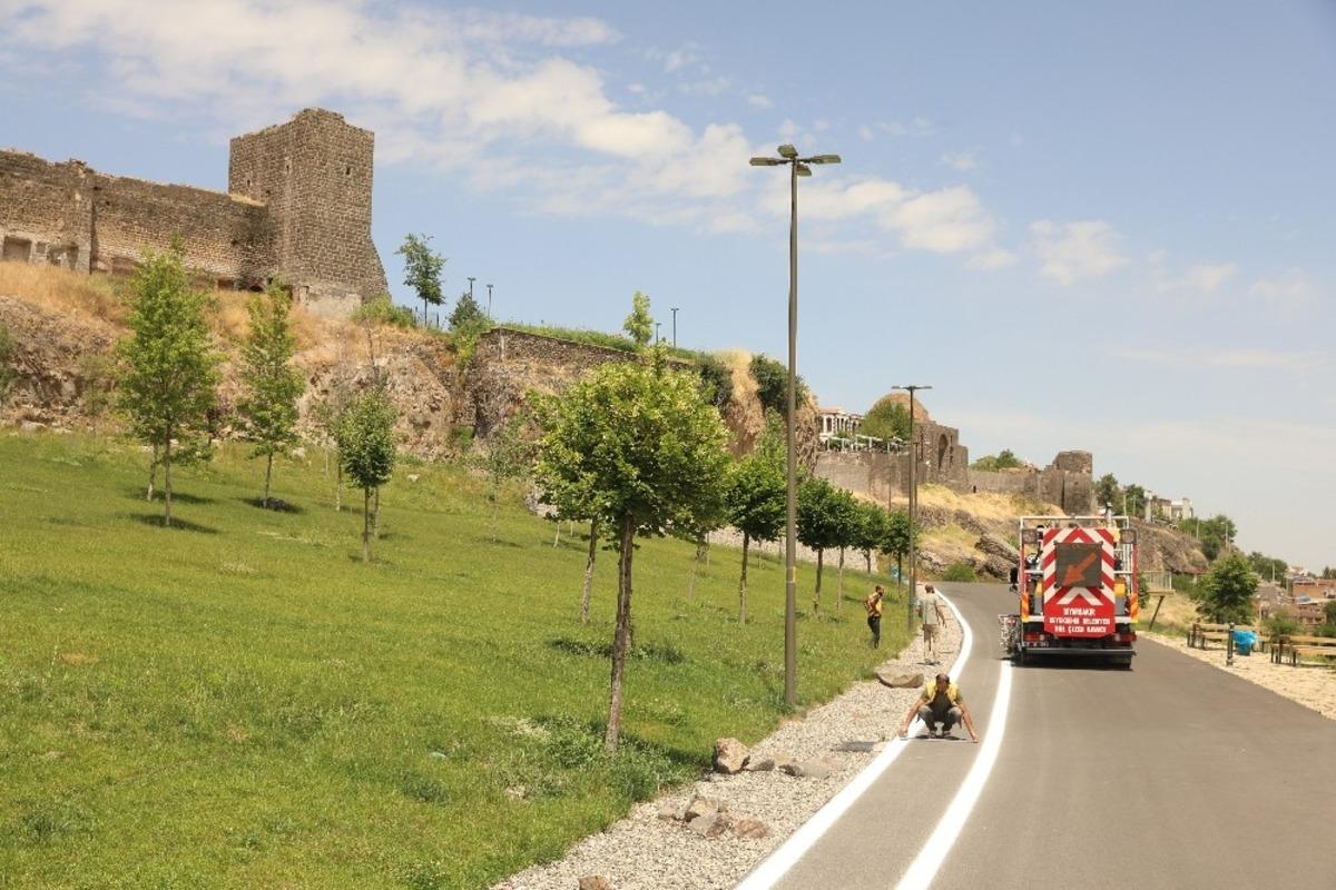 Millet Bah&ccedil;esindeki yollara yol &ccedil;izgileri eklendi