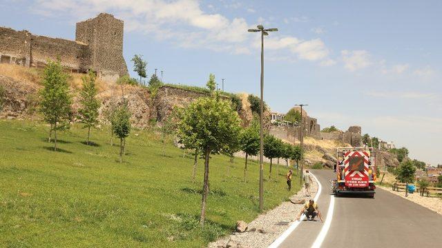Millet Bahçesindeki yollara yol çizgileri eklendi