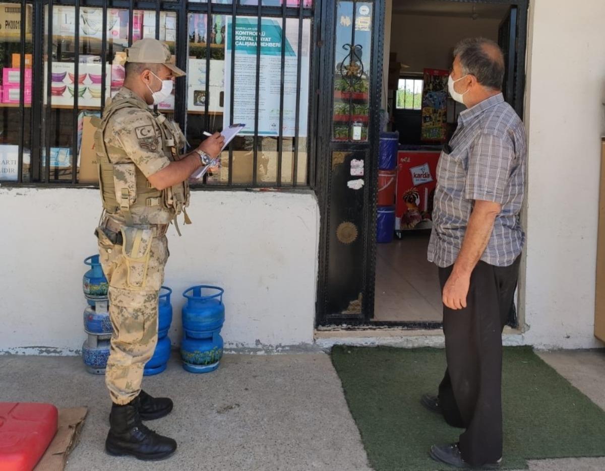 Esnaflara korona &ccedil;alışma rehberi afişleri dağıtılıyor