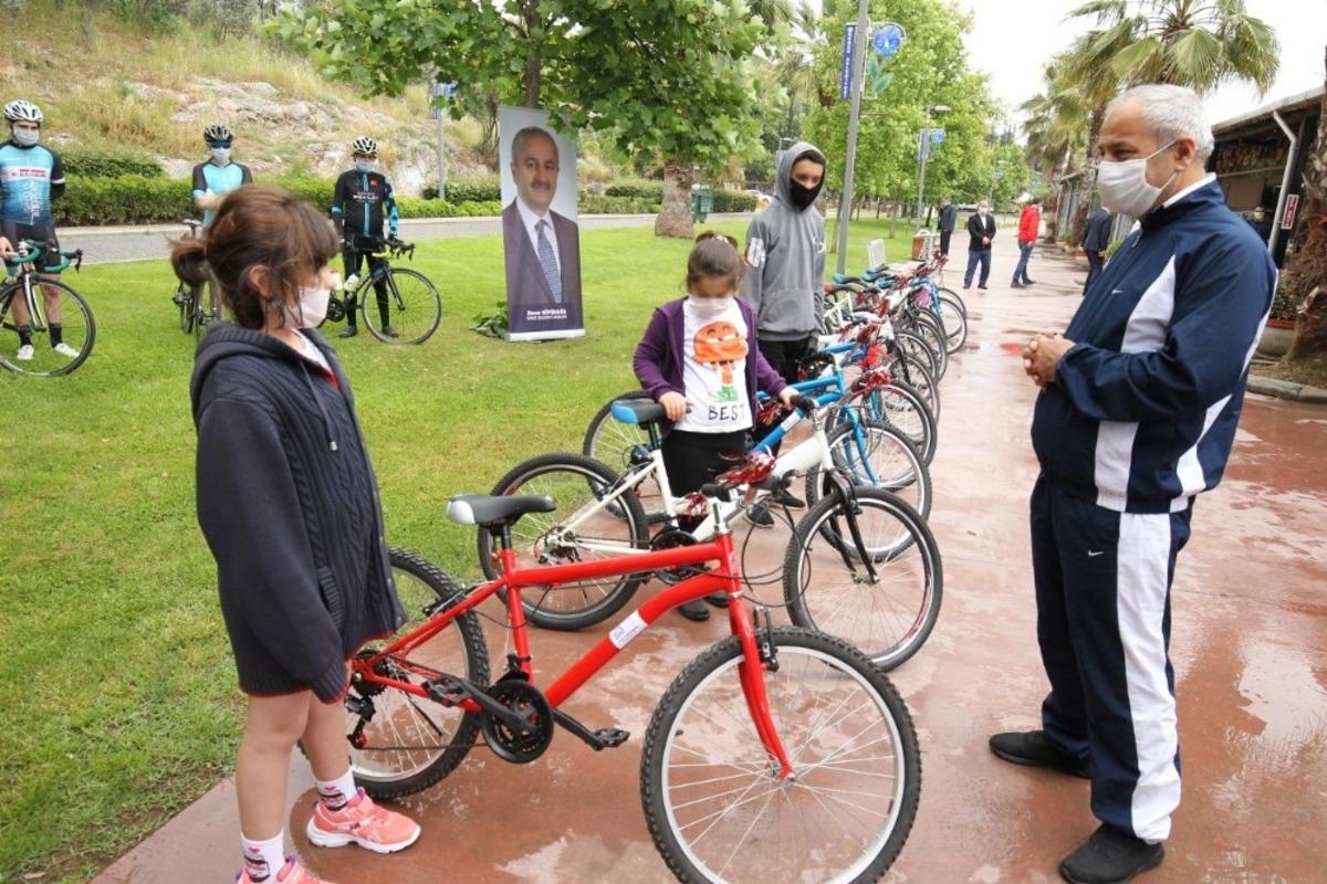 D&uuml;nya Bisiklet G&uuml;n&uuml;&rsquo;nde Başkan B&uuml;y&uuml;kg&ouml;z &ccedil;ocuklara bisiklet hediye etti