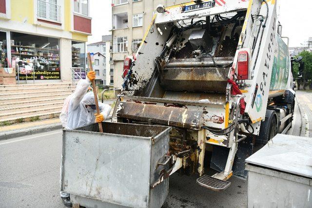 Çayırova’da çöp konteynerleri yerinde yıkanıyor