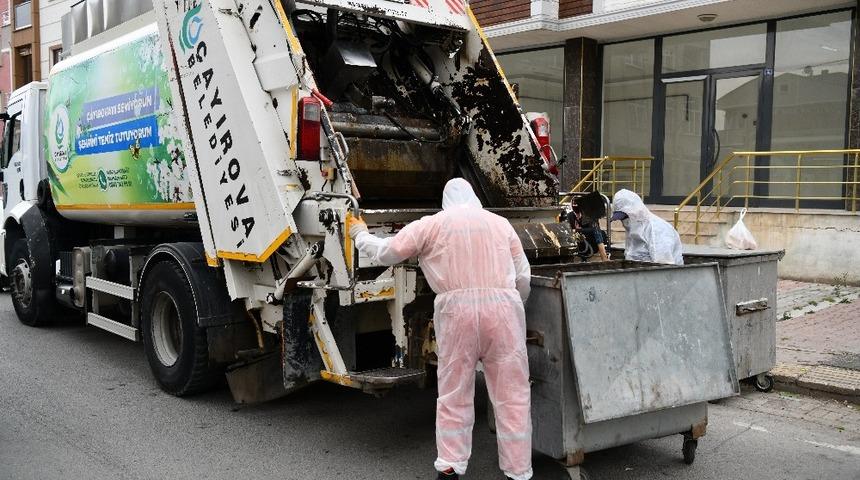 &Ccedil;ayırova&rsquo;da &ccedil;&ouml;p konteynerleri yerinde yıkanıyor
