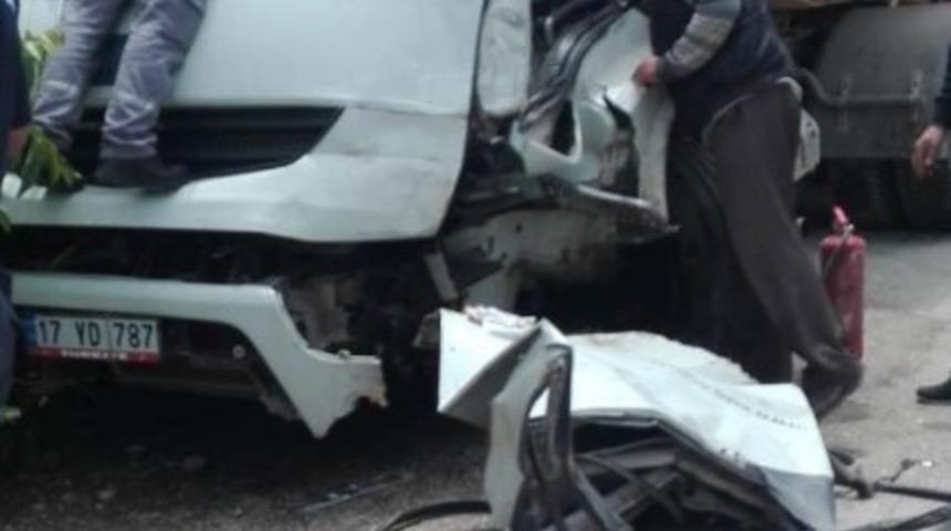 İki kamyon kafa kafaya &ccedil;arpıştı: 2 yaralı