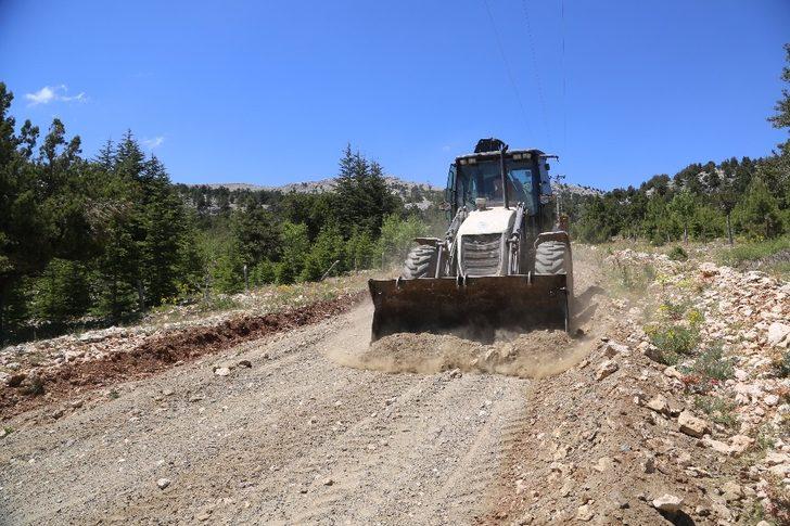 Erdemli Akpınar Mahallesinin aşırı yağıştan hasar gören yollarını onarıldı G1