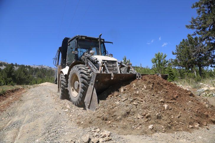 Erdemli Akpınar Mahallesinin aşırı yağıştan hasar gören yollarını onarıldı G2
