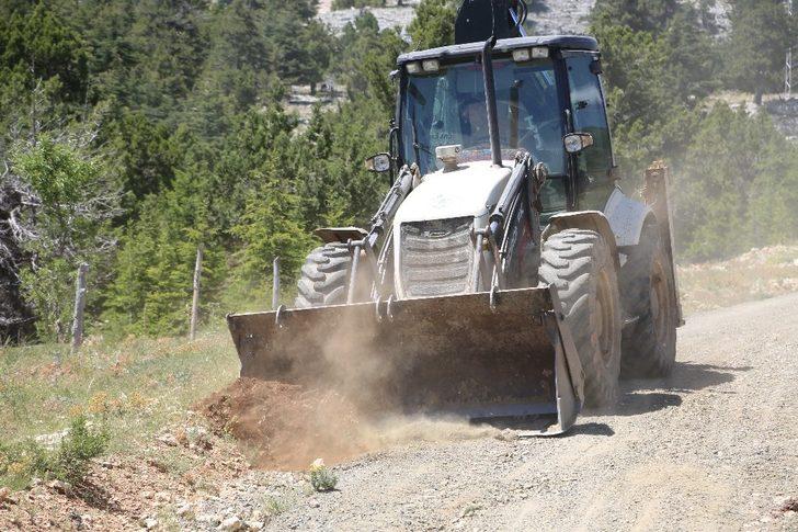 Erdemli Akpınar Mahallesinin aşırı yağıştan hasar gören yollarını onarıldı G3