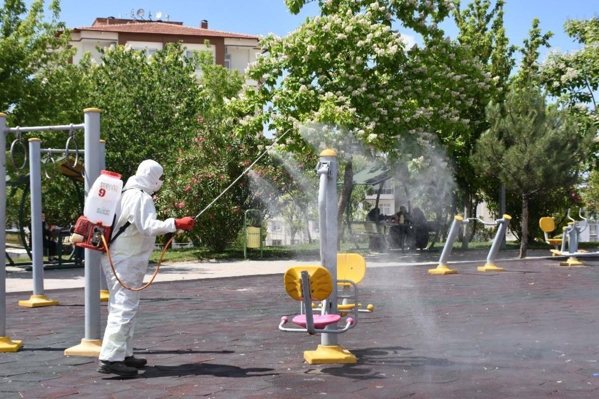 Gaziantep&rsquo;te park ve bah&ccedil;elere normalleşme temizliği