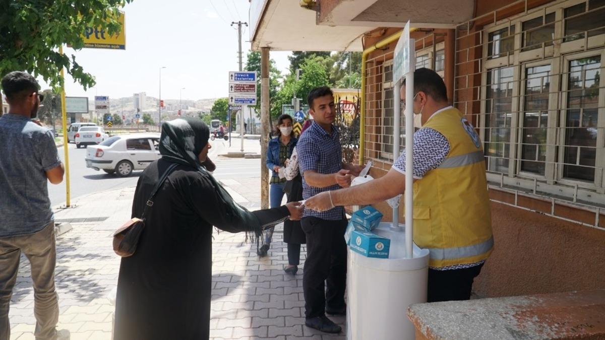 Haliliye&rsquo;de halk sağlığı i&ccedil;in maske dağıtımı s&uuml;r&uuml;yor