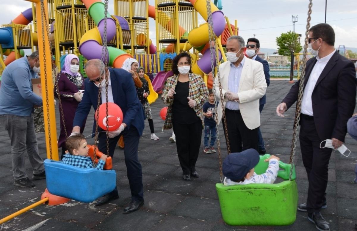 Başkan Akman&rsquo;dan &ccedil;ocuk ve gen&ccedil;lere s&uuml;rpriz