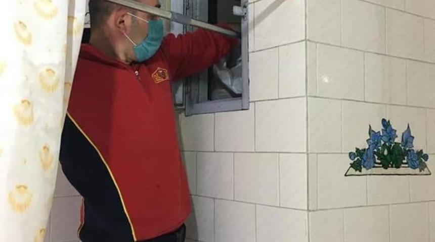 Havalandırma boşluğuna d&uuml;şen g&uuml;vercini itfaiye ekipleri kurtardı