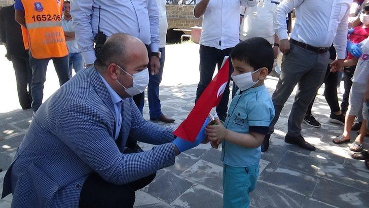 Sur Kaymakamı Çiftçi’den, kurallara uyan çocuklara jest G2