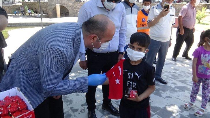 Sur Kaymakamı Çiftçi’den, kurallara uyan çocuklara jest G4