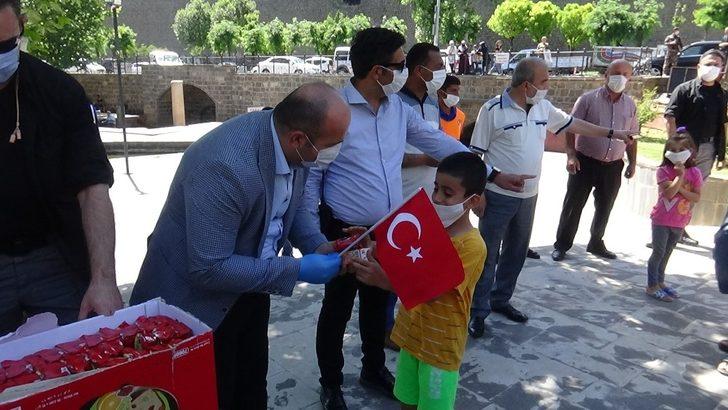 Sur Kaymakamı Çiftçi’den, kurallara uyan çocuklara jest G5