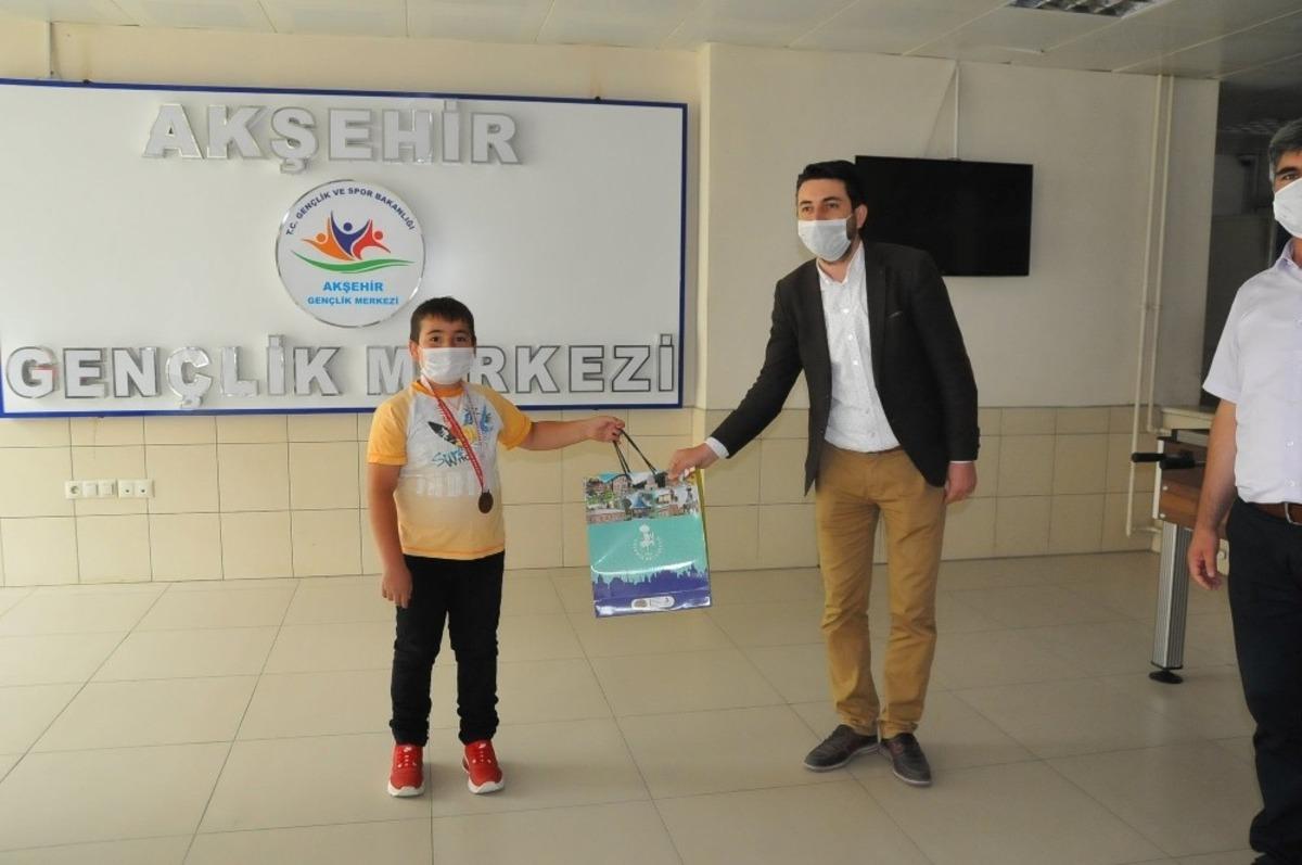 19 Mayıs Online Satran&ccedil; Turnuvası&rsquo;nda derece yapanlara &ouml;d&uuml;lleri verildi