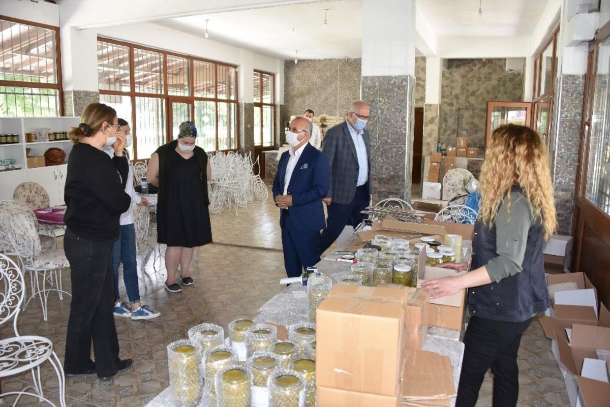 Başkan Kayda, &uuml;reten kadınları ziyaret etti