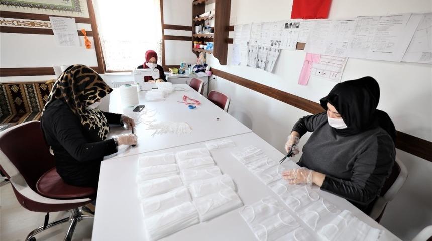 Başiskele&rsquo;de maske &uuml;retimi devam ediyor