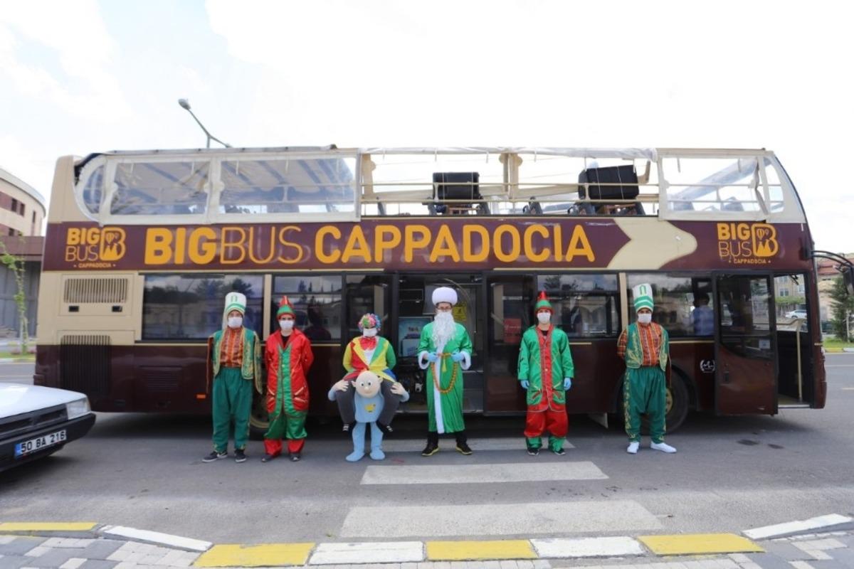 &Ccedil;ocukları parklarda Nasreddin Hoca, Hacivat ve Karag&ouml;z karşıladı