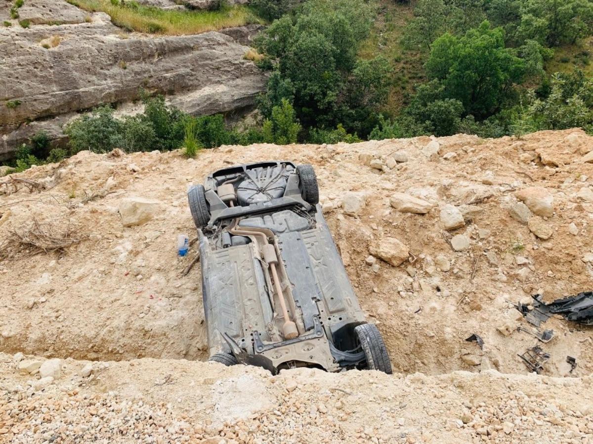 Takla atan otomobilden burnu bile kanamadan kurtuldu