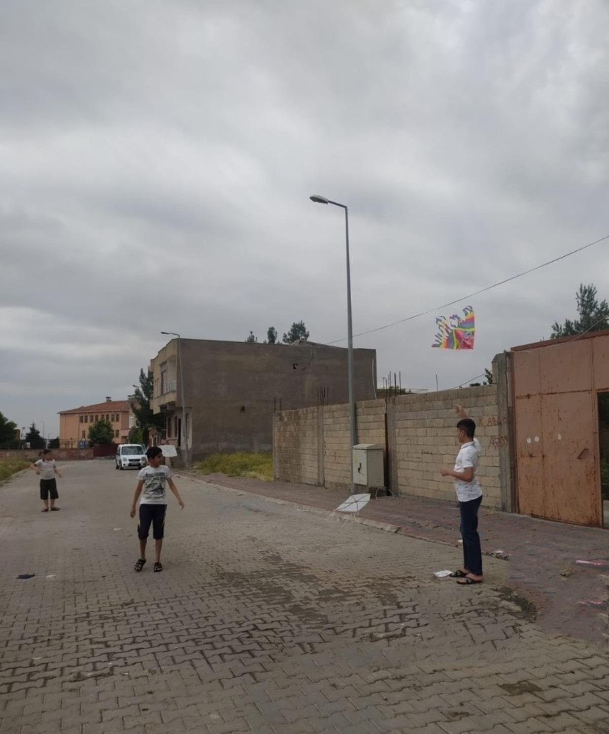 &Ccedil;ınar&rsquo;da &ccedil;ocukların u&ccedil;urtma keyfi