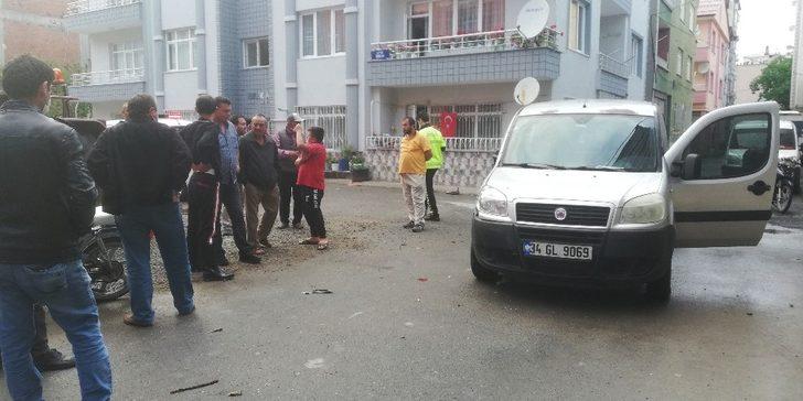 Hafif ticari araçla motosiklet çarpıştı: 2 yaralı G1