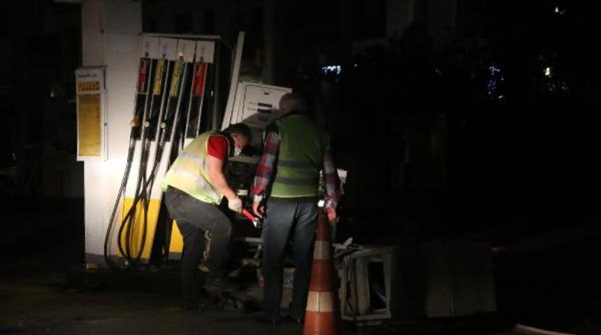 Beyoğlu'nda taksici akaryakıt pompasına &ccedil;arptı