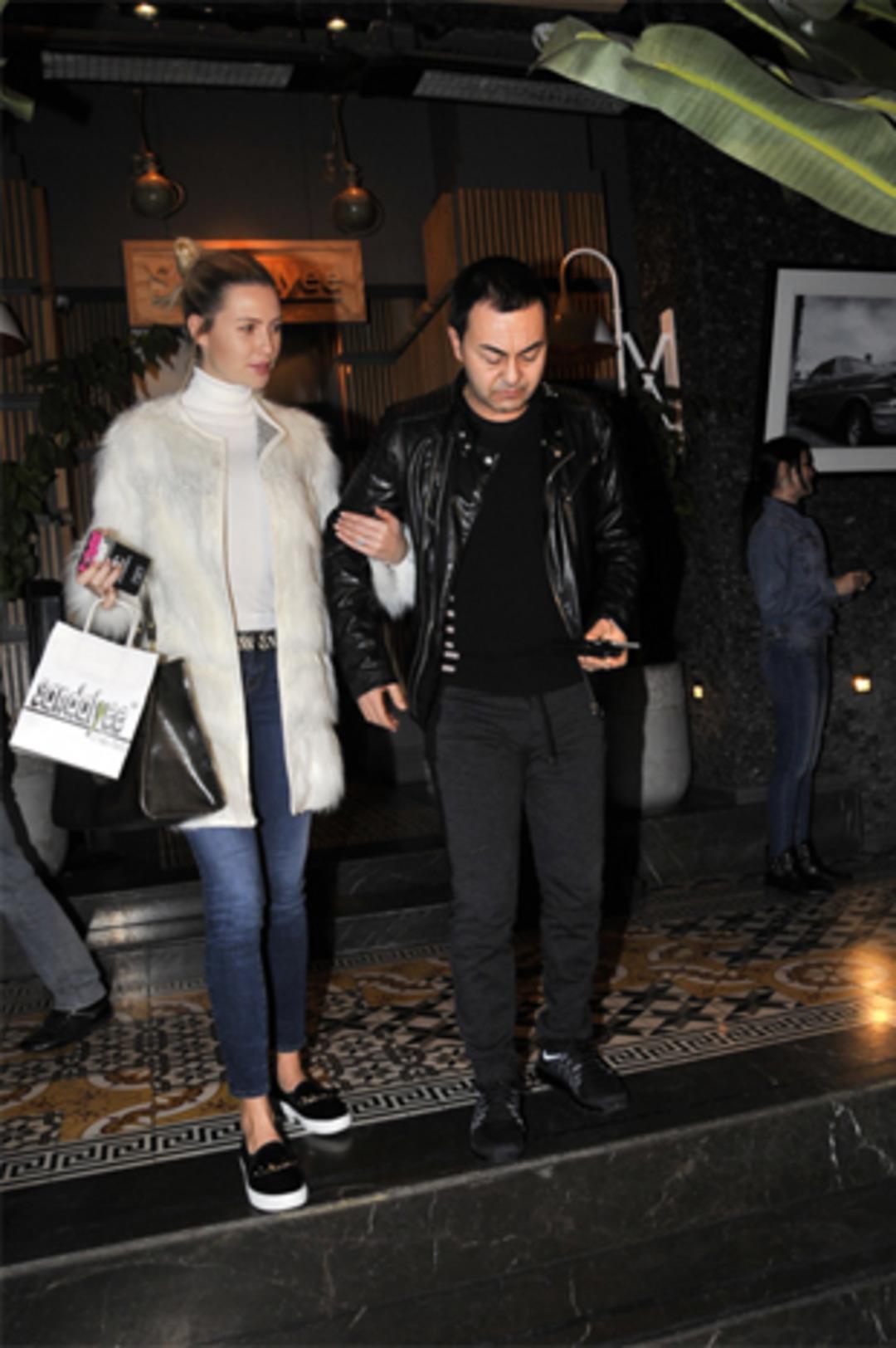 Kimi bulursa onun omzuna yaslanıyor