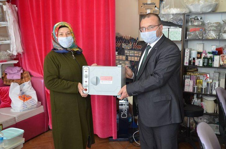Emet Belediyesi’nden berber ve kuaförlere ultraviyole sterilize makinaları G4