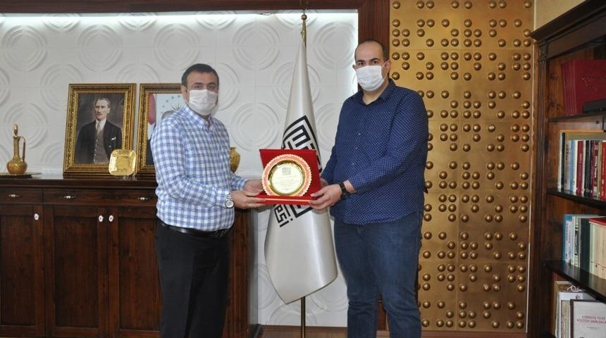 Mardin’de korona virüs test laboratuvarını kuran akademisyenlere plaket