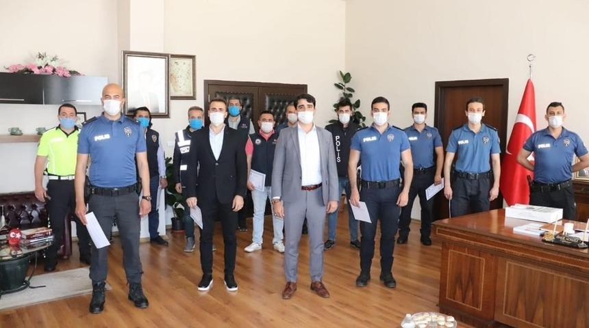 Başarılı operasyonla imza atan emniyet personeli &ouml;d&uuml;llendirildi