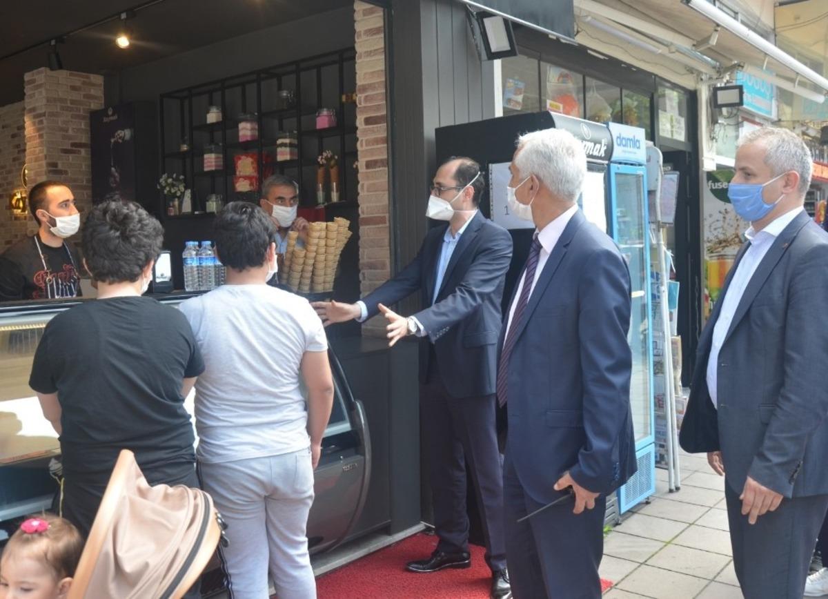 M&uuml;d&uuml;rlerden vatandaşlara &rsquo;maske&rsquo; ve &rsquo;fiziksel mesafe&rsquo; uyarısı