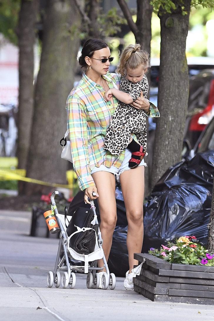 Irina Shayk mini şortuyla gezmelerde! Keyfi kaçtı G1