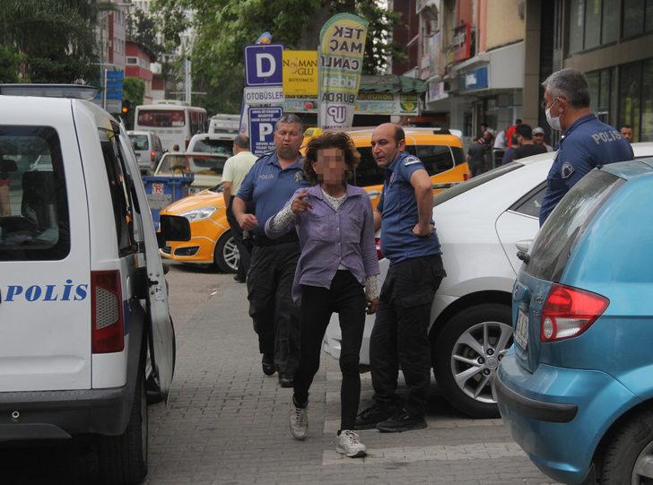 Adana'da sarhoş kadın ortalığı birbirine kattı! Taksiciye bıçak çekip aynalarını kırdı G1