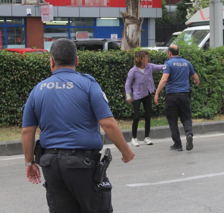Adana'da sarhoş kadın ortalığı birbirine kattı! Taksiciye bıçak çekip aynalarını kırdı G2