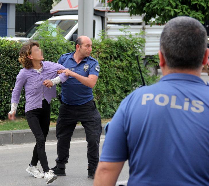 Adana'da sarhoş kadın ortalığı birbirine kattı! Taksiciye bıçak çekip aynalarını kırdı G5