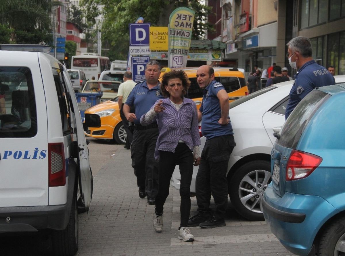 Adana'da sarhoş kadın ortalığı birbirine kattı! Taksiciye bı&ccedil;ak &ccedil;ekip aynalarını kırdı