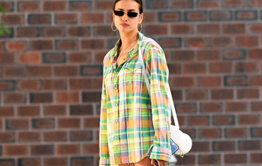 Irina Shayk mini şortuyla gezmelerde! Keyfi ka&ccedil;tı