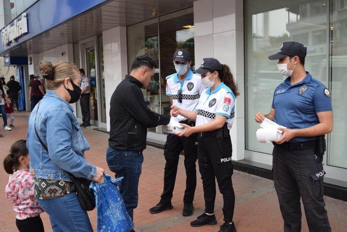 Aliağa&rsquo;da polis maske dağıttı