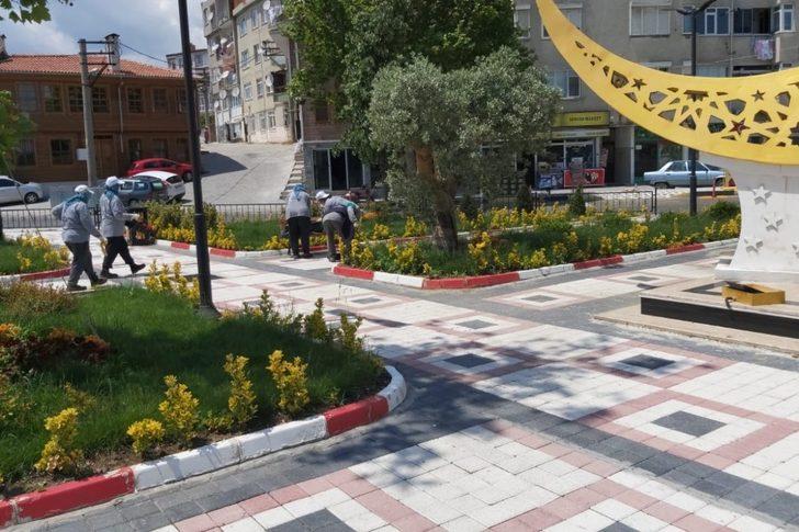 Yaz hazırlıkları sürüyor, parklar çiçek açıyor G2