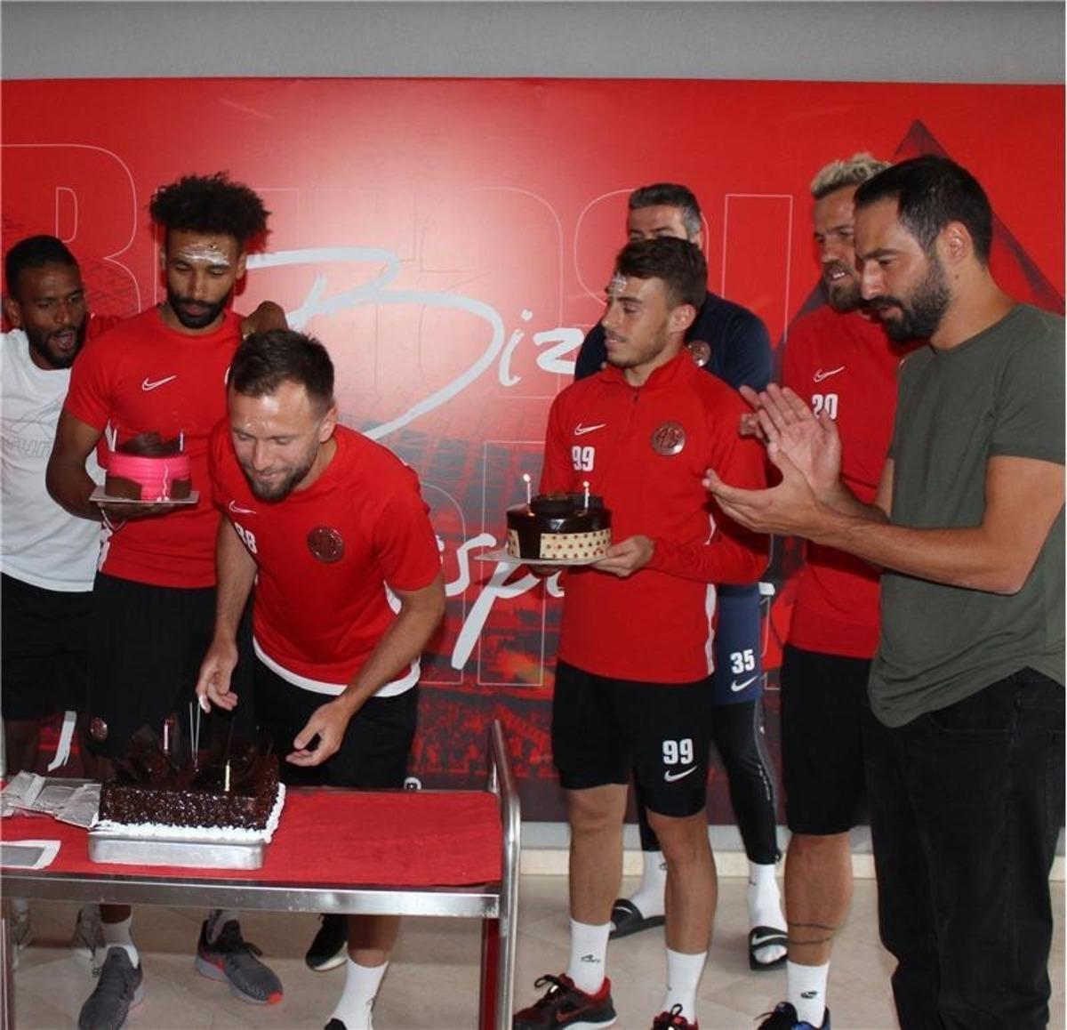 Antalyaspor 3 futbolcusunun doğun g&uuml;n&uuml;n&uuml; kutladı