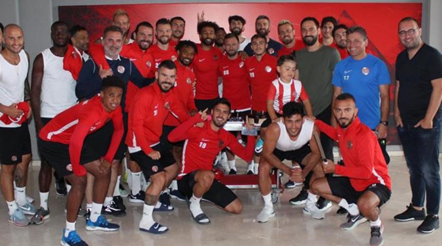 Antalyaspor 3 futbolcusunun doğum g&uuml;n&uuml;n&uuml; kutladı