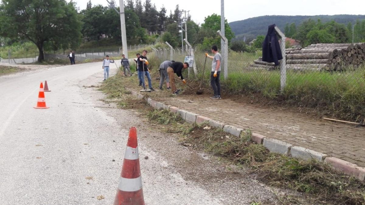İvrindili gen&ccedil;ler belediye iş&ccedil;ilerine yardım etti