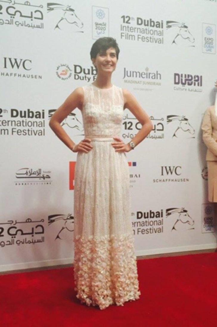 Tuba Büyüküstün kırmızı halıda göz kamaştırdı G3