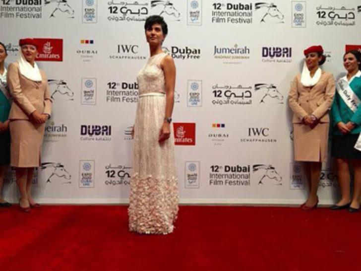 Tuba Büyüküstün kırmızı halıda göz kamaştırdı G5