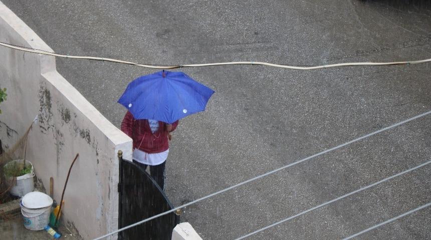 Samsun&rsquo;da aniden bastıran sağanak ve dolu etkili oldu
