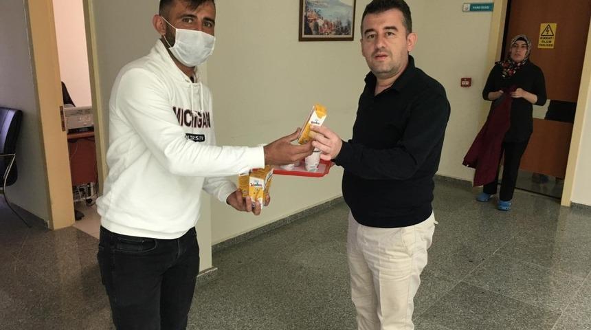 Sağlık &ccedil;alışanlarına s&uuml;t ikramı