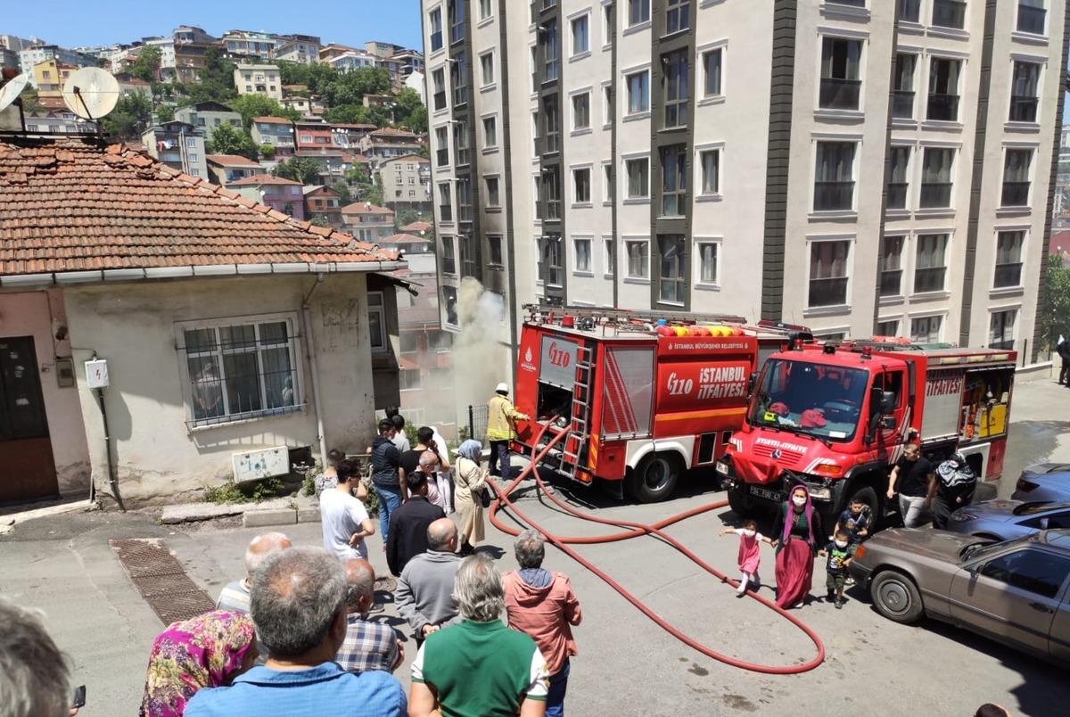 Alibeyk&ouml;y'de korkutan yangın! &Uuml;st katlardakiler mahsur kaldı