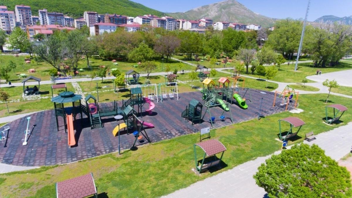 Tatvan&rsquo;da parkların bakım ve tadilatı yapılıyor