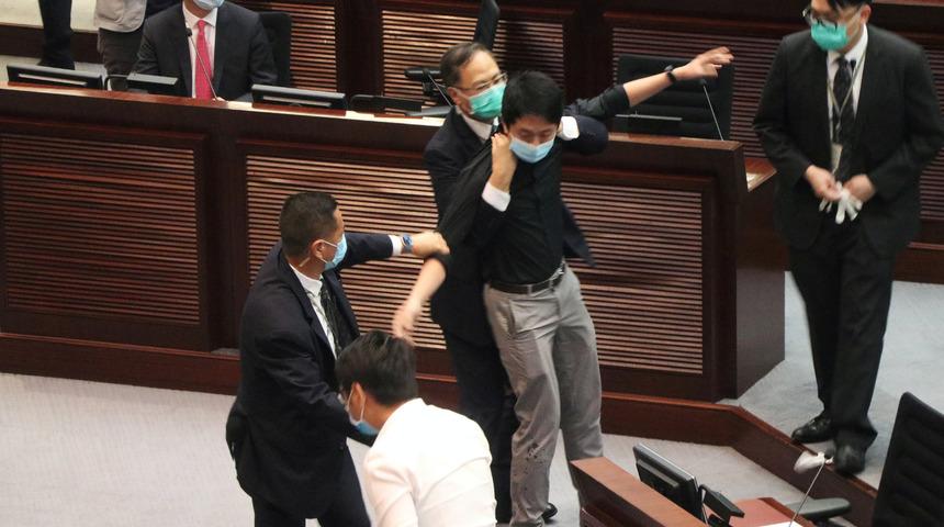 Milli marş değişikliği mecliste arbede çıkardı!