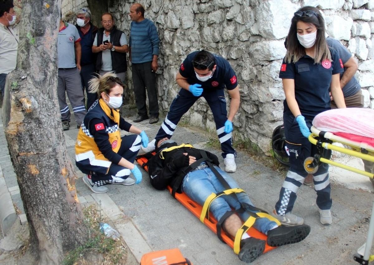 Tek taraflı kazada motorlu kurye yaralandı