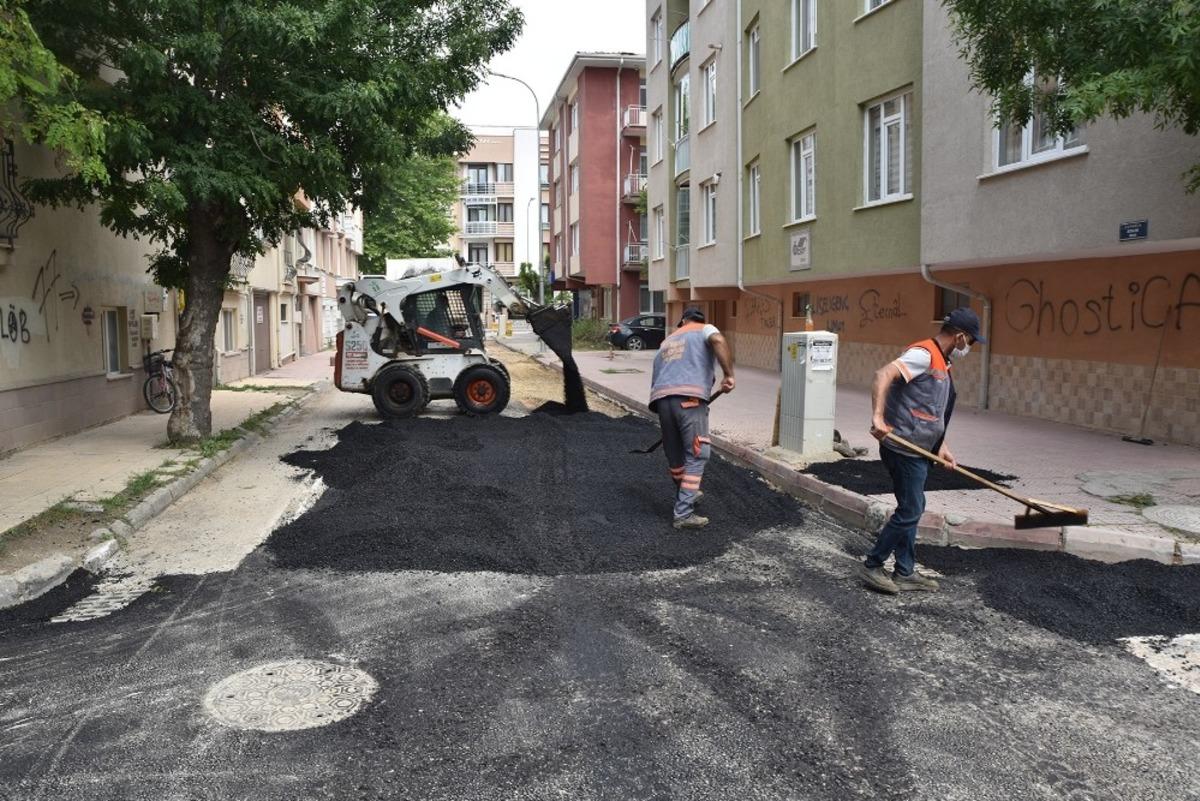 Fen İşleri yolları ve kaldırımları iyileştiriyor